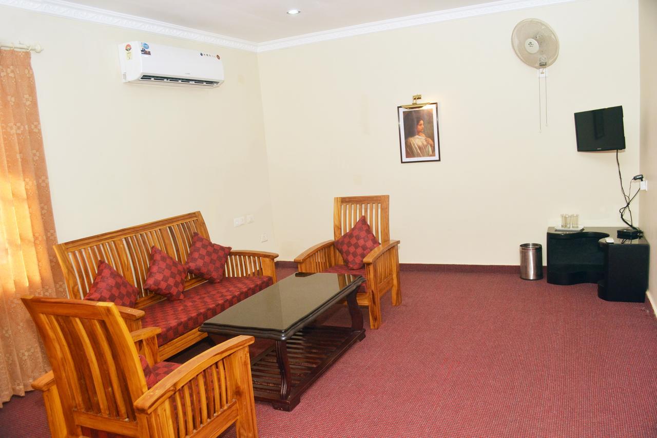 Capital O 46475 Gd International Redfort Hotel Nilambūr Екстериор снимка