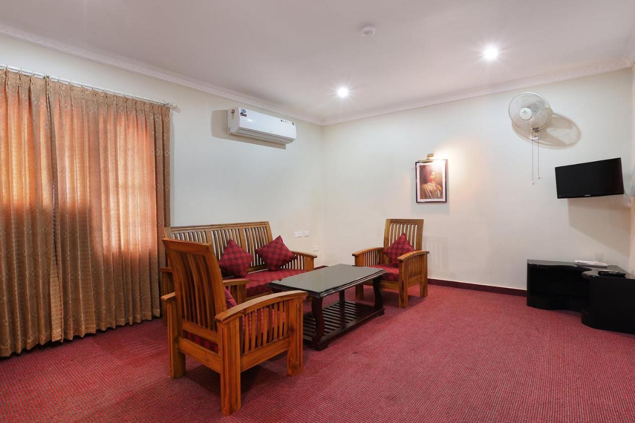 Capital O 46475 Gd International Redfort Hotel Nilambūr Екстериор снимка